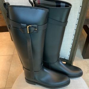 BURBERRY RIDING RAINBOOT W/ LEATHER BELT & TRIM
